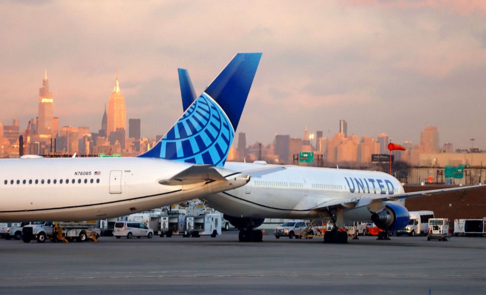 4 injured after battery catches fire on United flight