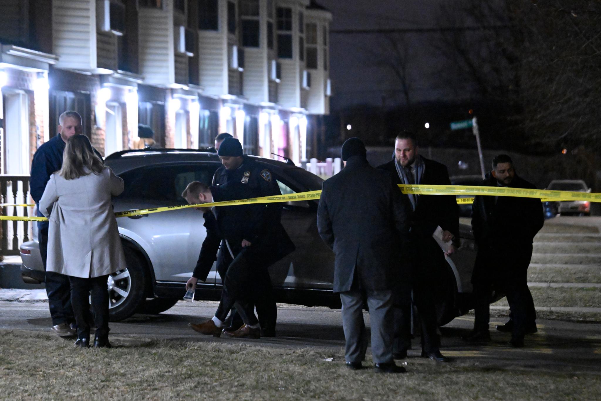 Off-duty NYPD officer shot in the head during apparent NYC robbery