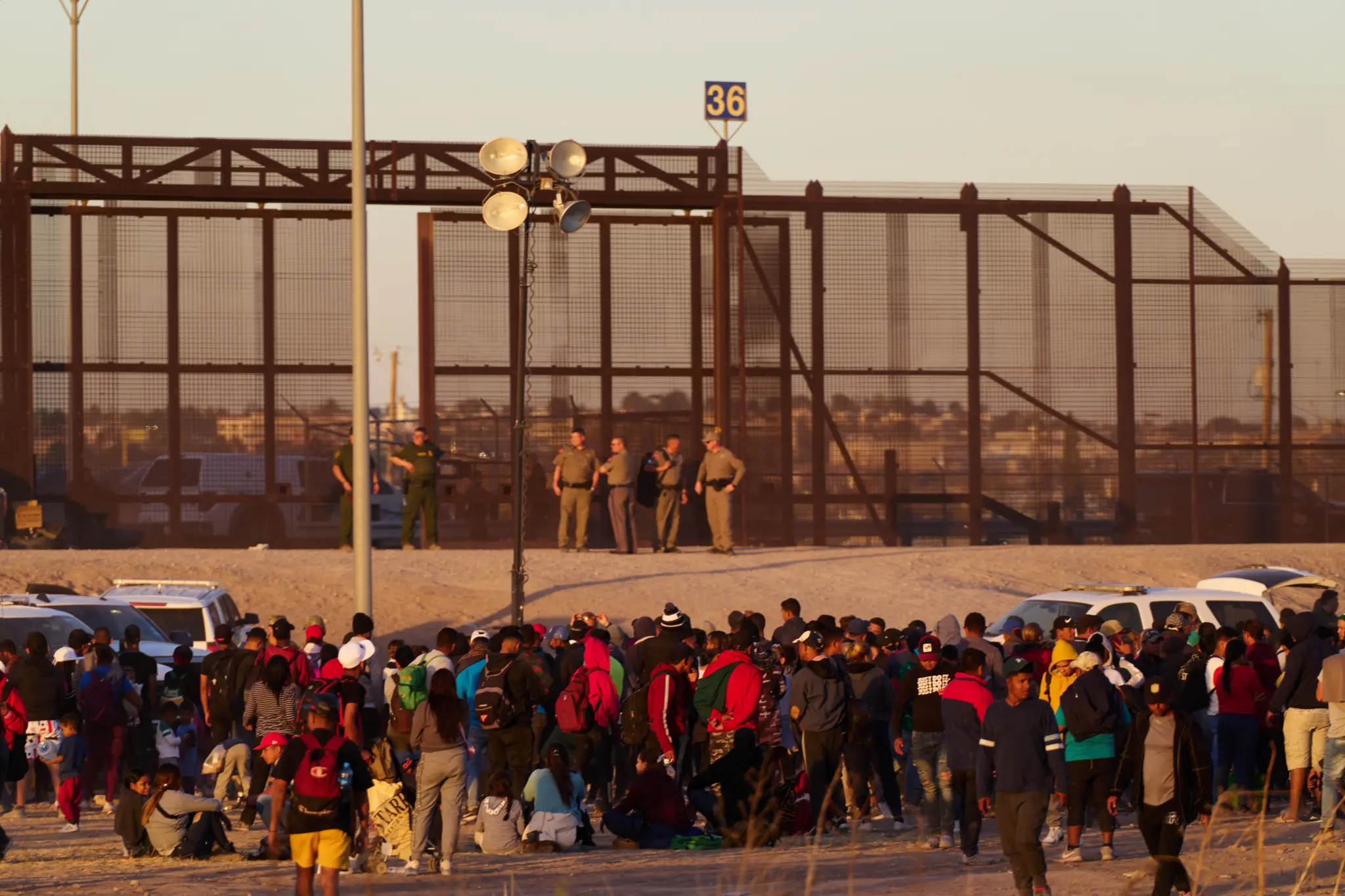 Migrant babies thrown over border as 1,000 rushEl Paso seeking asylum