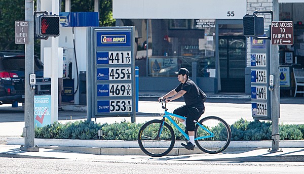 U.S. gasoline prices steadily rise, Biden takes fire