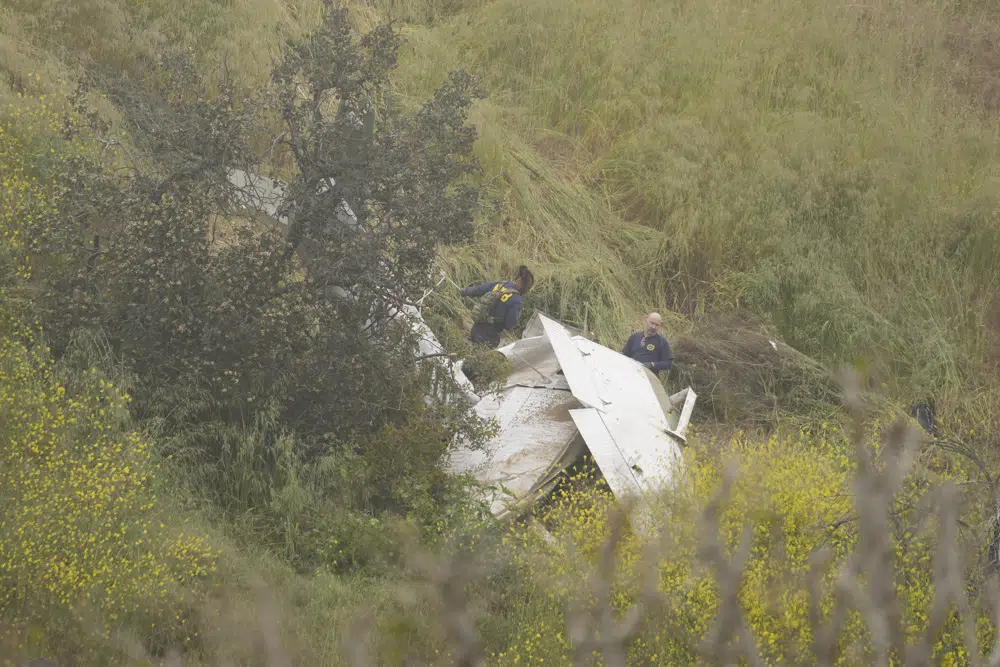 1 killed when plane slams into hillside in LA neighborhood