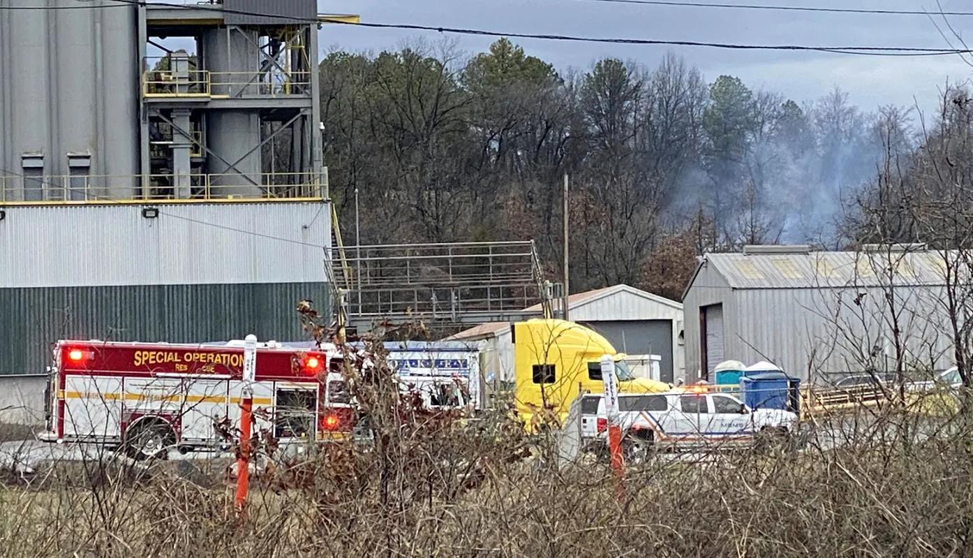 1 dead after small plane crashes in northwest Arkansas