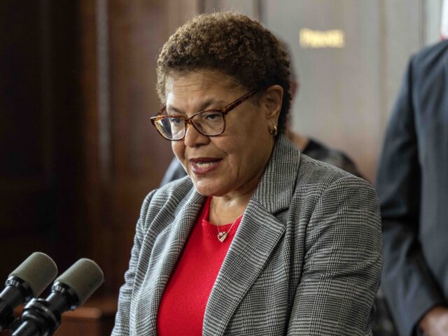 L.A. Mayor Karen Bass Irate as Texas Sends 42 Migrants to ‘Sanctuary City’