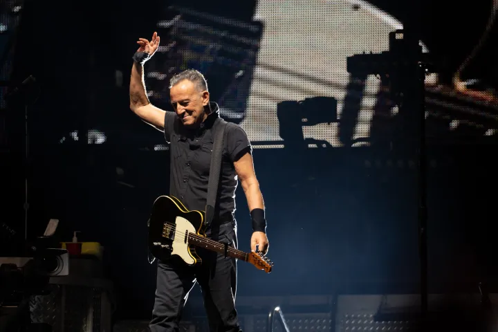 Bruce Springsteen postpones all 2023 concerts, including 8 Canadian shows