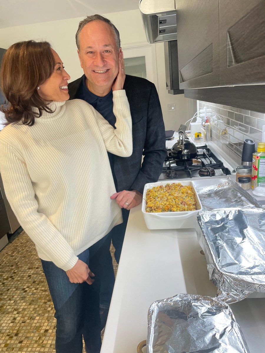 Kamala Harris roasted for Thanksgiving pic: ‘Is that a gas stove?’