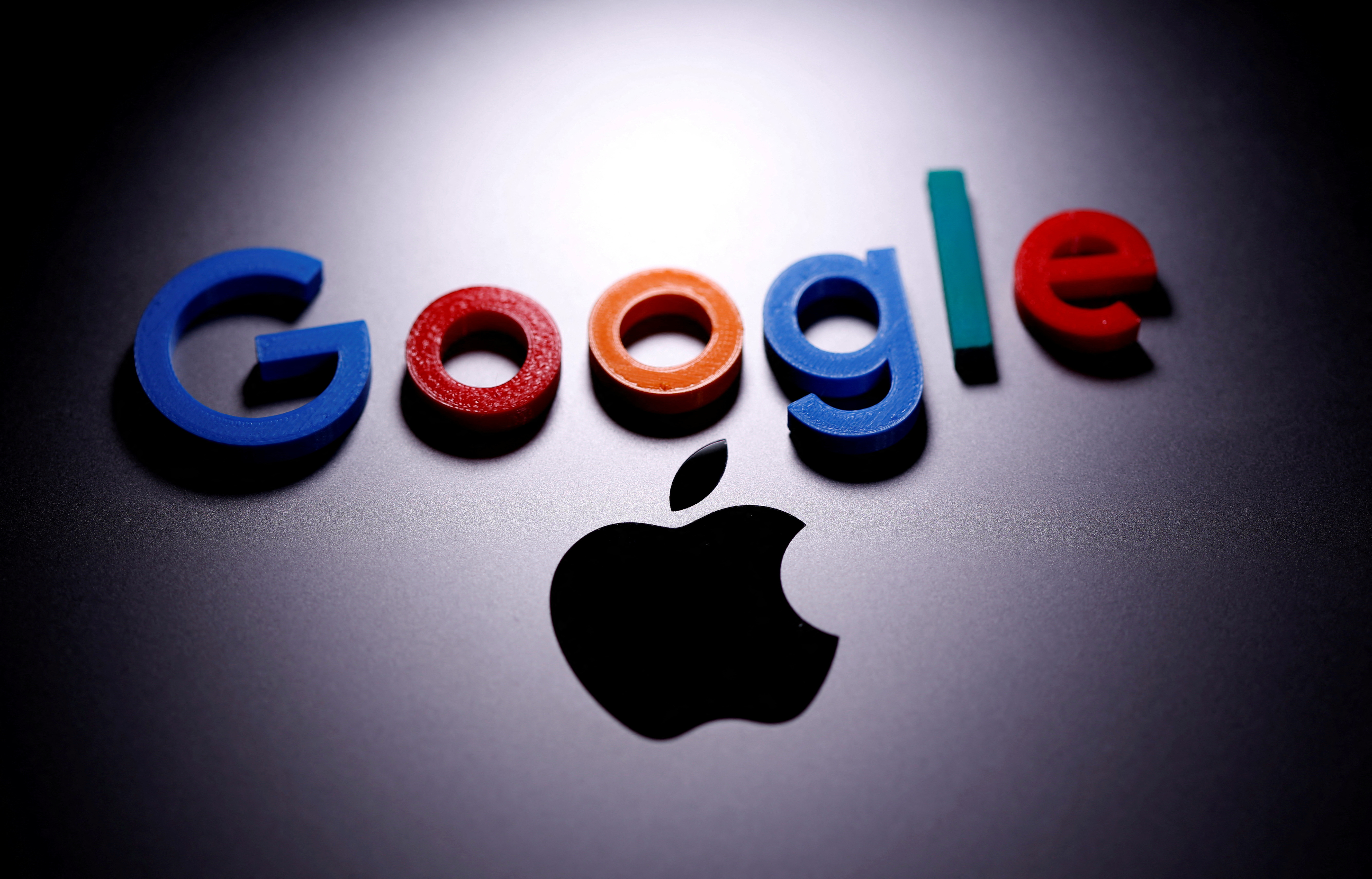 Governments spying on Apple, Google users through push notifications – US senator