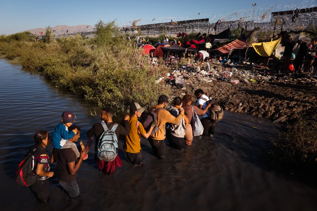 NBC: ‘Overwhelmed’ CBP Having to Divert Agents, Close Bridges, ‘Hundreds’ of Migrants Sleeping in Parking Lot