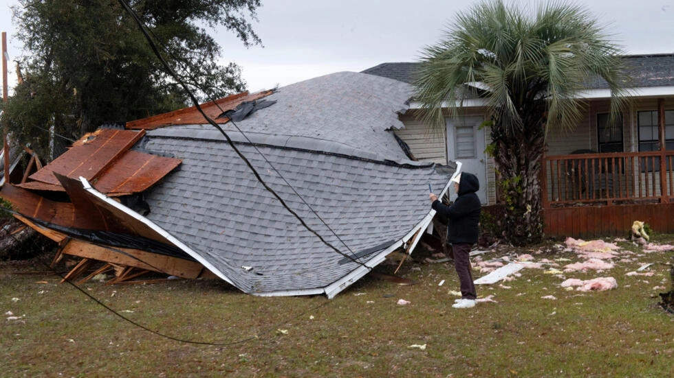 Deadly storms batter US, leave hundreds of thousands without power