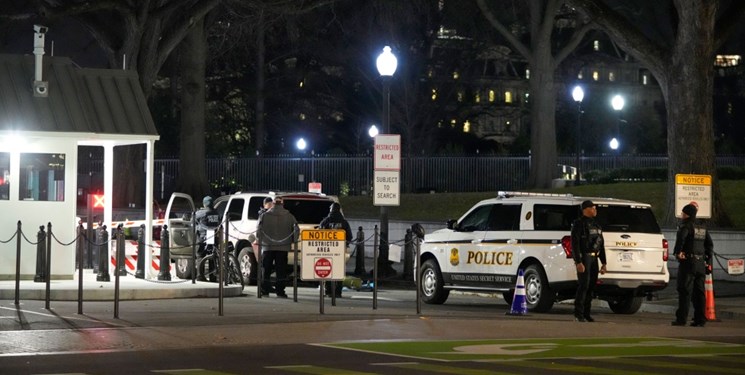 Driver crashes into White House exterior gate, Secret Service says