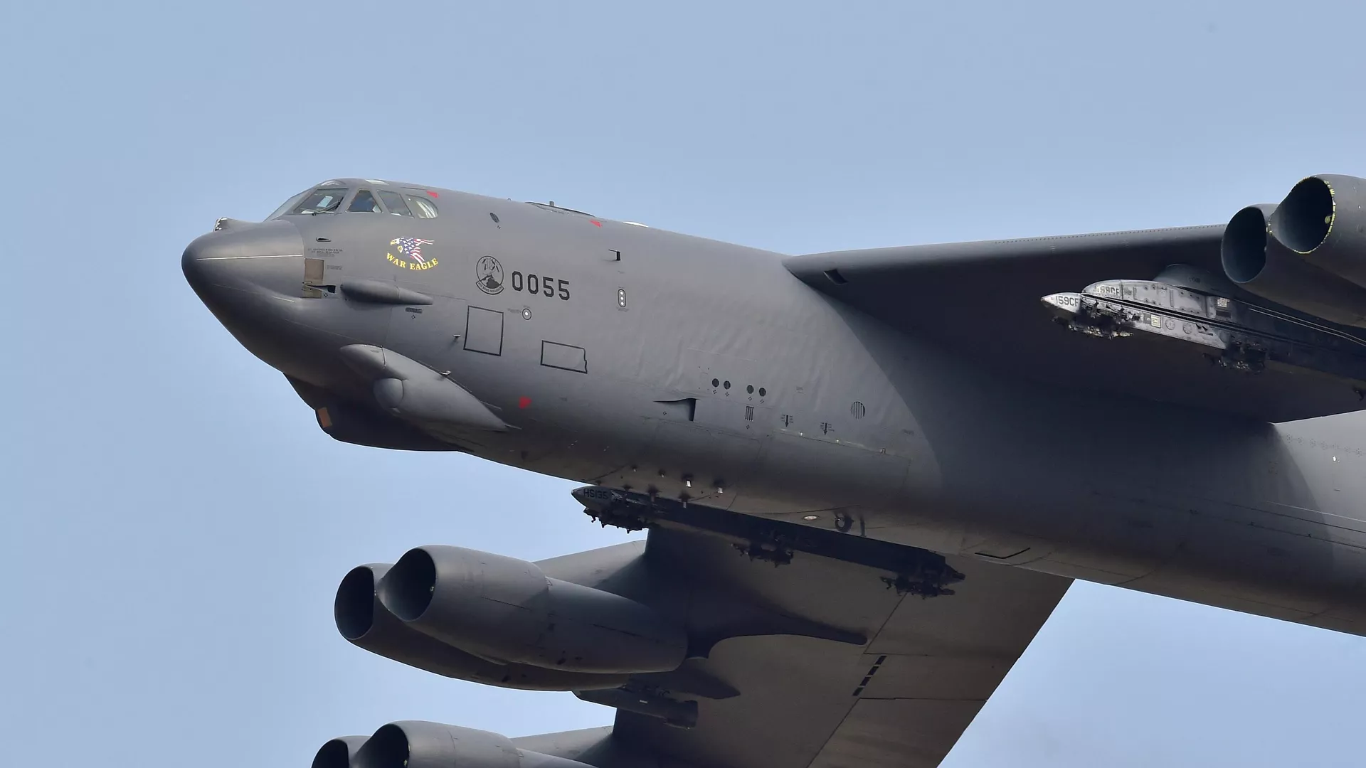 US B-52 Bomber Conducts Emergency Landing Due to Single-Engine Fire – Air Force