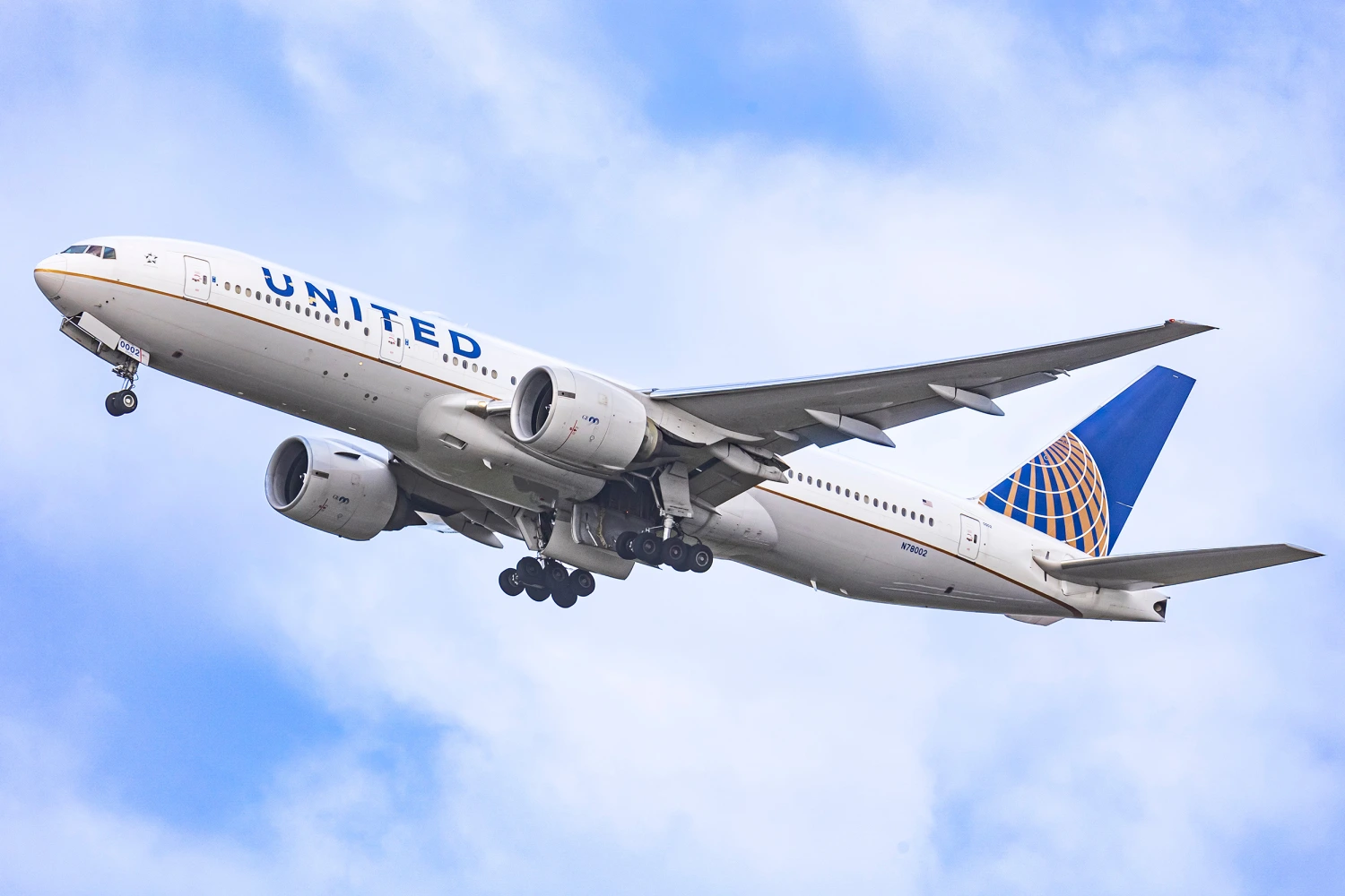 Tire flies off United Boeing plane shortly after takeoff