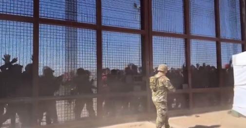 Migrants break through security barrier at US border (VIDEO)