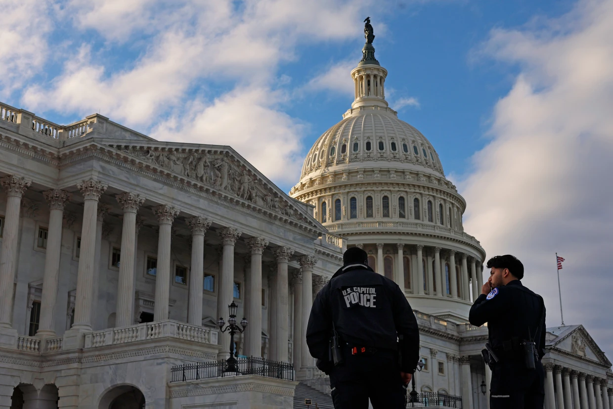 Police arrest man with hammer trying to enter Capitol Building