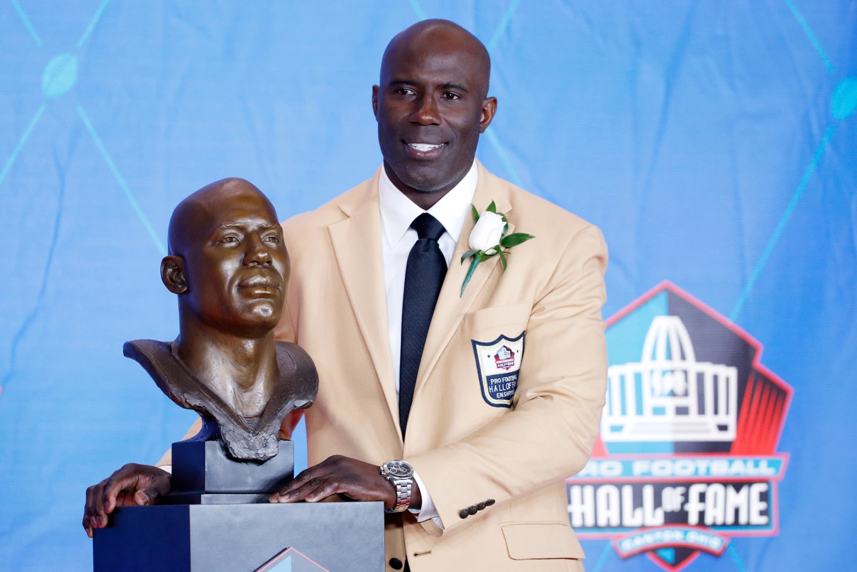 NFL Hall of Famer Terrell Davis says he was handcuffed and removed from flight