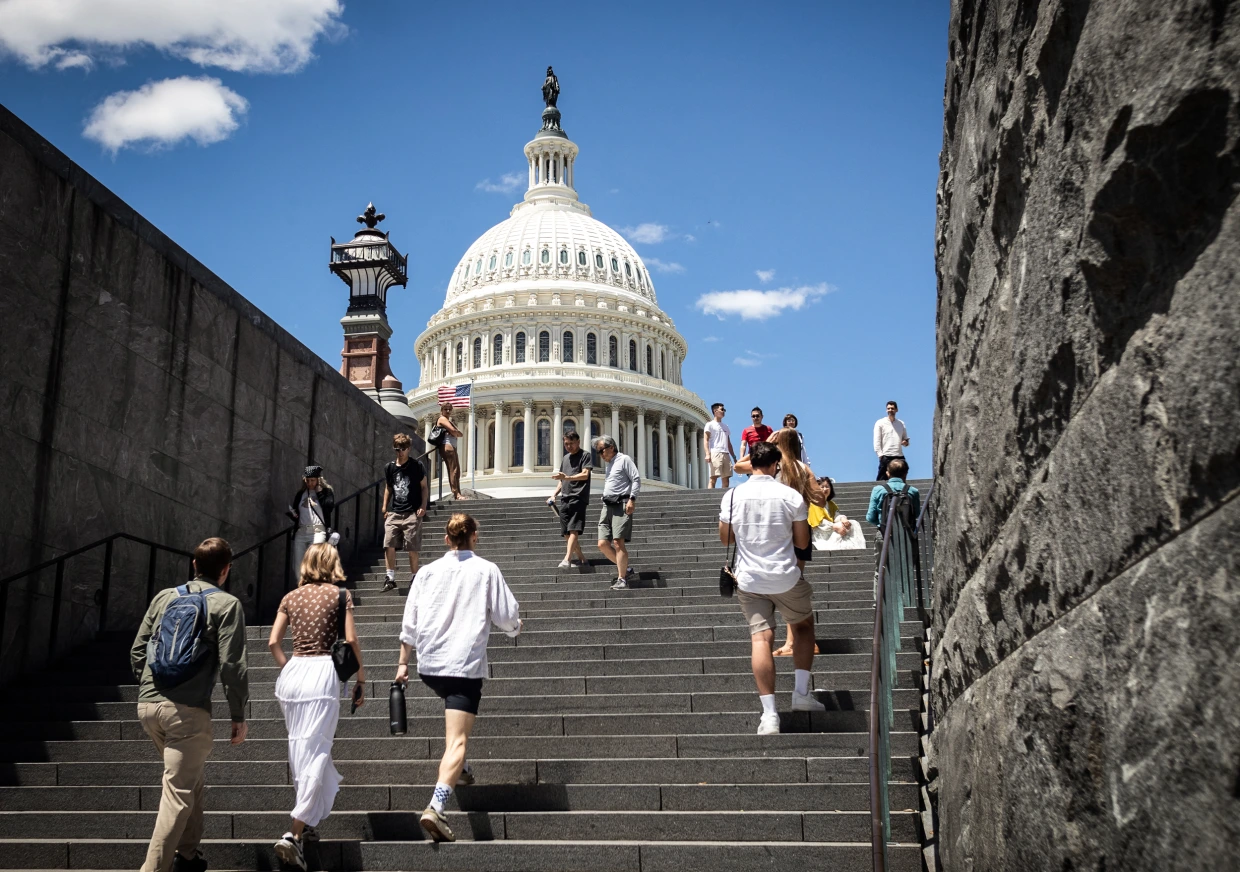 Police arrest man in theft of phones outside secure facility in Capitol