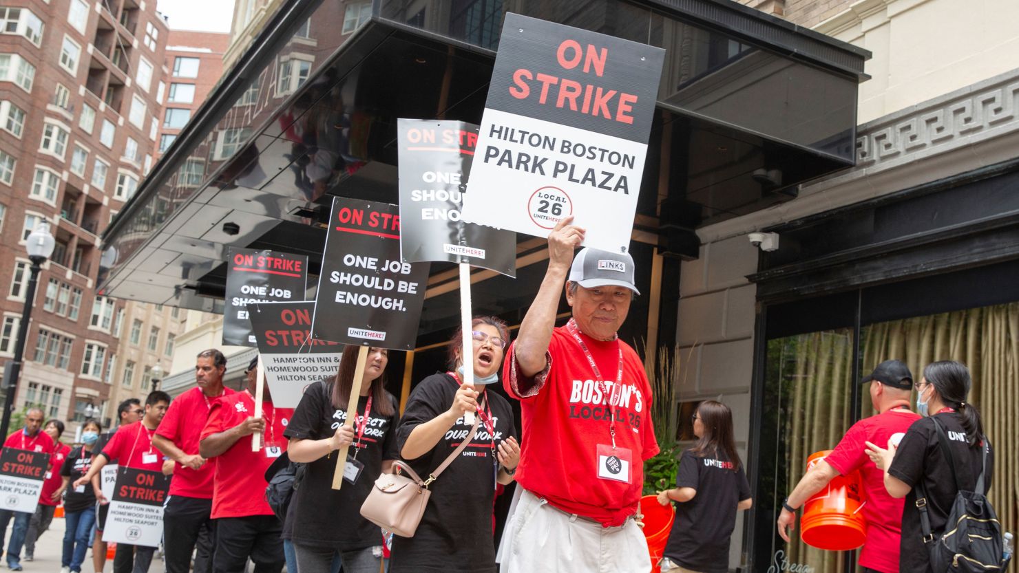 10,000 US hotel workers strike as contract talks break down