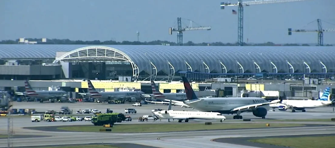 Delta Air Lines 2 passenger plane “runway collision” CRJ-900 tail almost broke