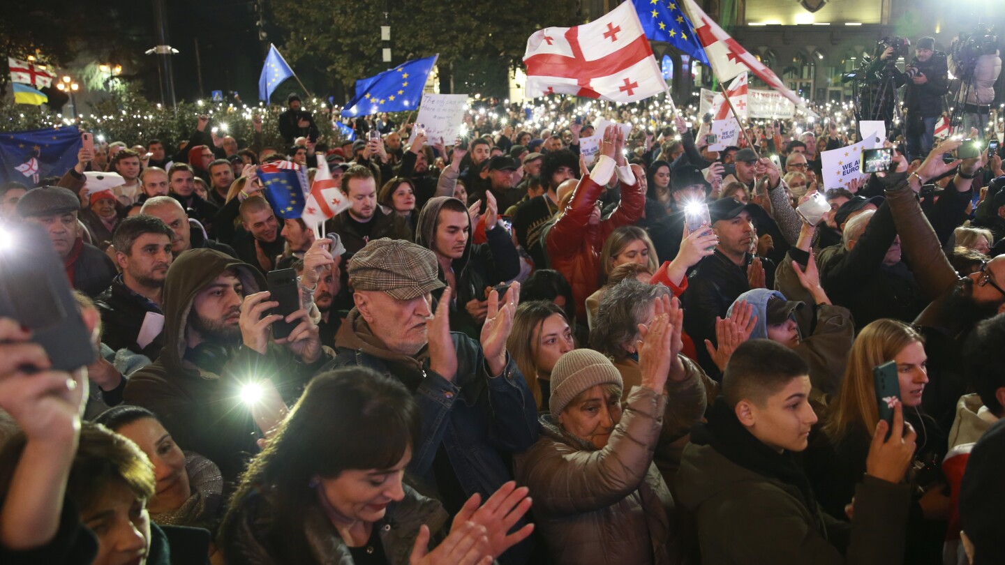 Thousands rally outside Georgian parliament to demand a new election towards European integration