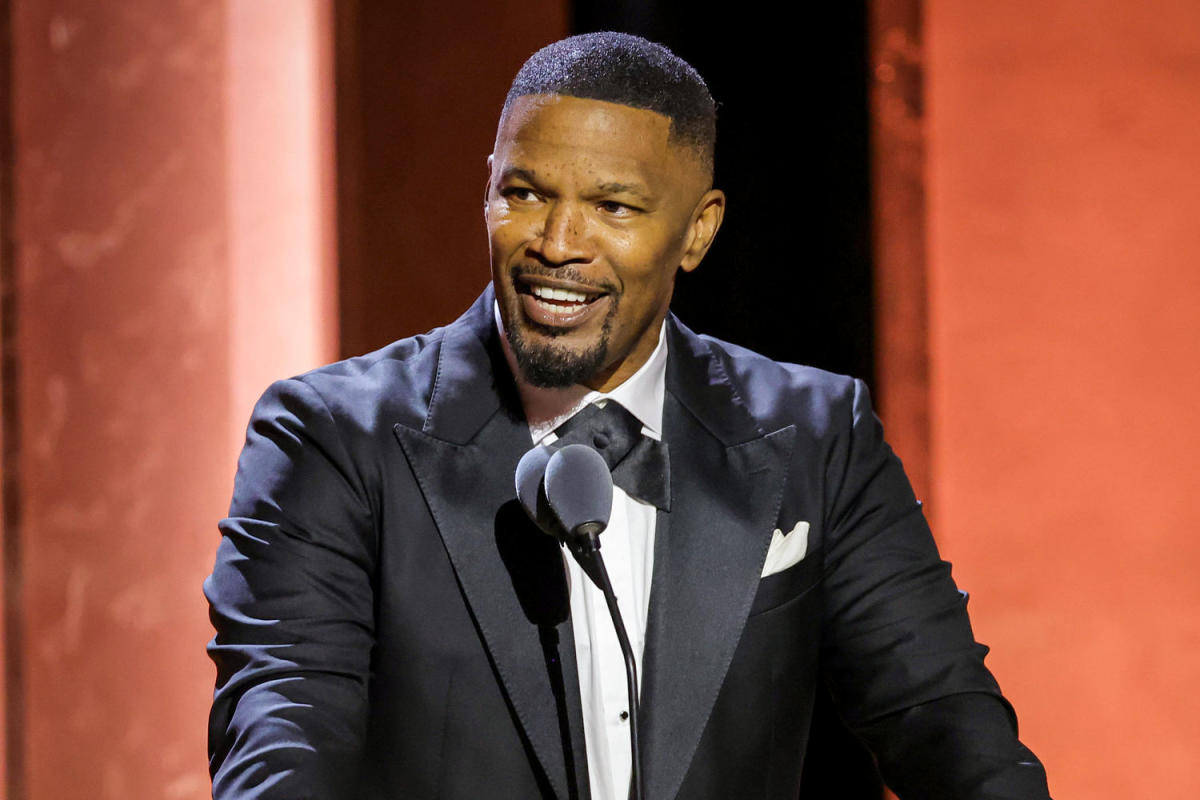 Jamie Foxx hit by glass in Beverly Hills restaurant, treated with stitches, rep says