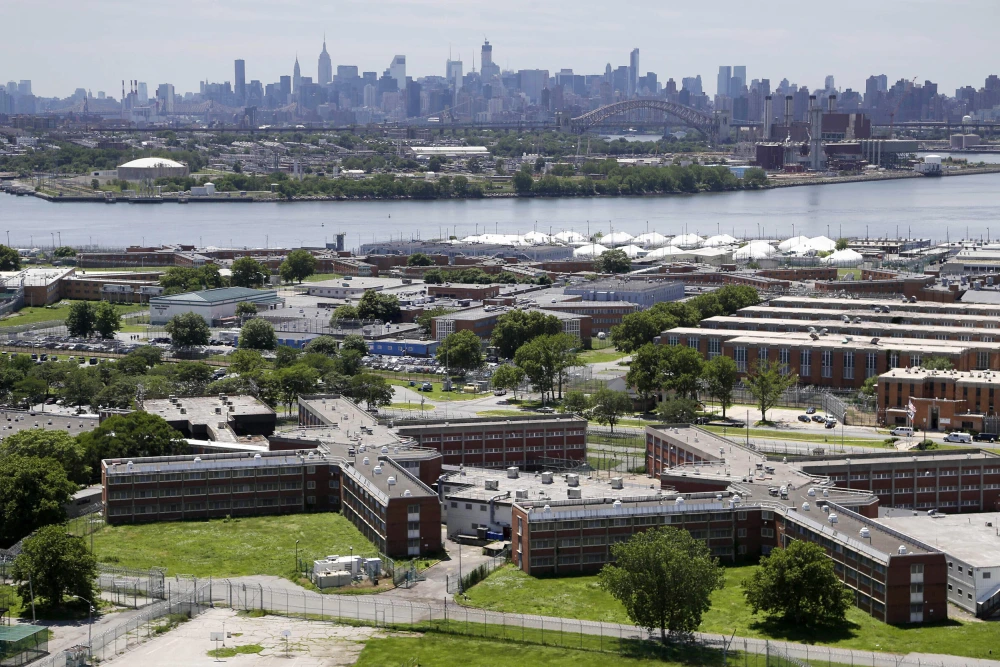 Judge temporarily blocks NYC mayor from allowing ICE agents on Rikers Island jail