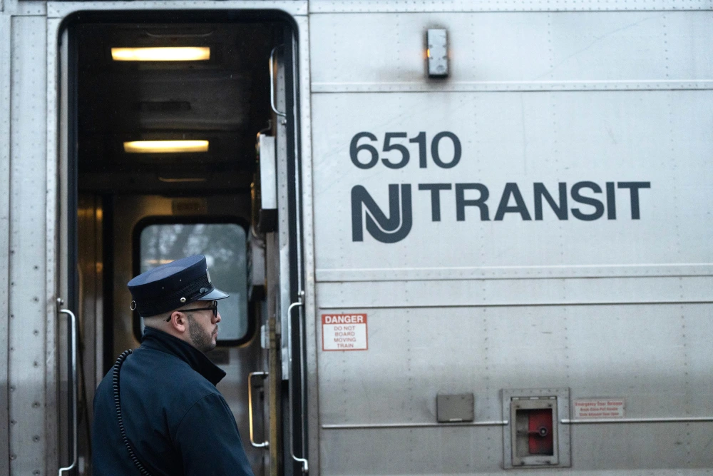 New Jersey Transit engineers, trainmen strike, stranding potentially 350,000 commuters