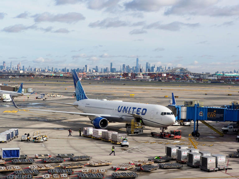 United offers free ticket changes amid Newark airport delays, cancellations