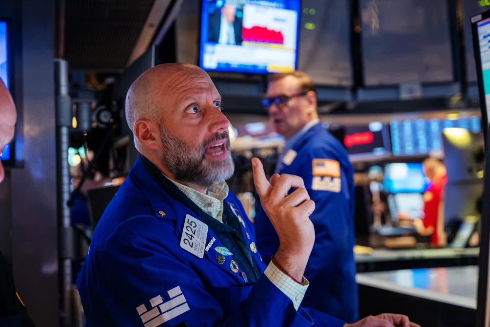 Markets sink as debt worries hammer U.S. bonds