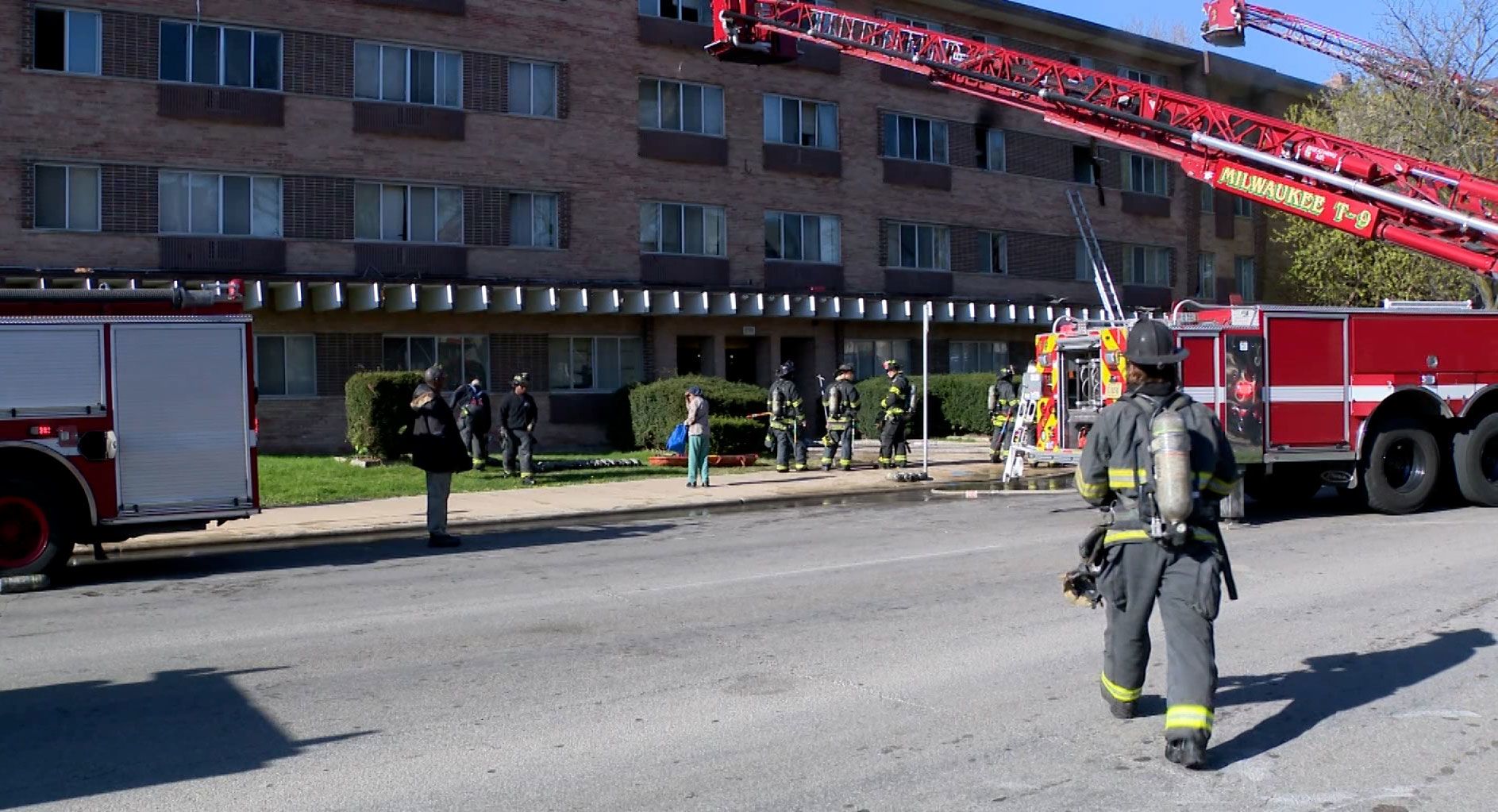 5 dead, hundreds displaced by Milwaukee apartment building fire