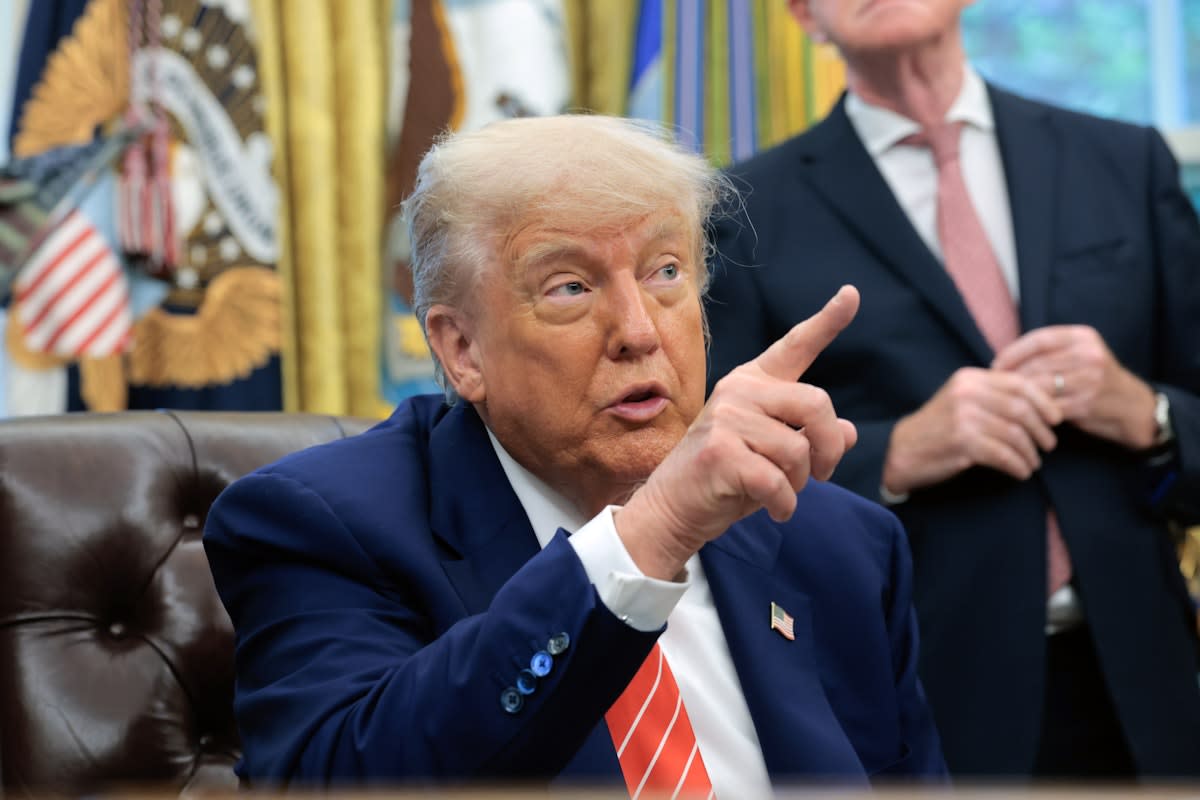 Trump goes on defense over Qatar jet gift