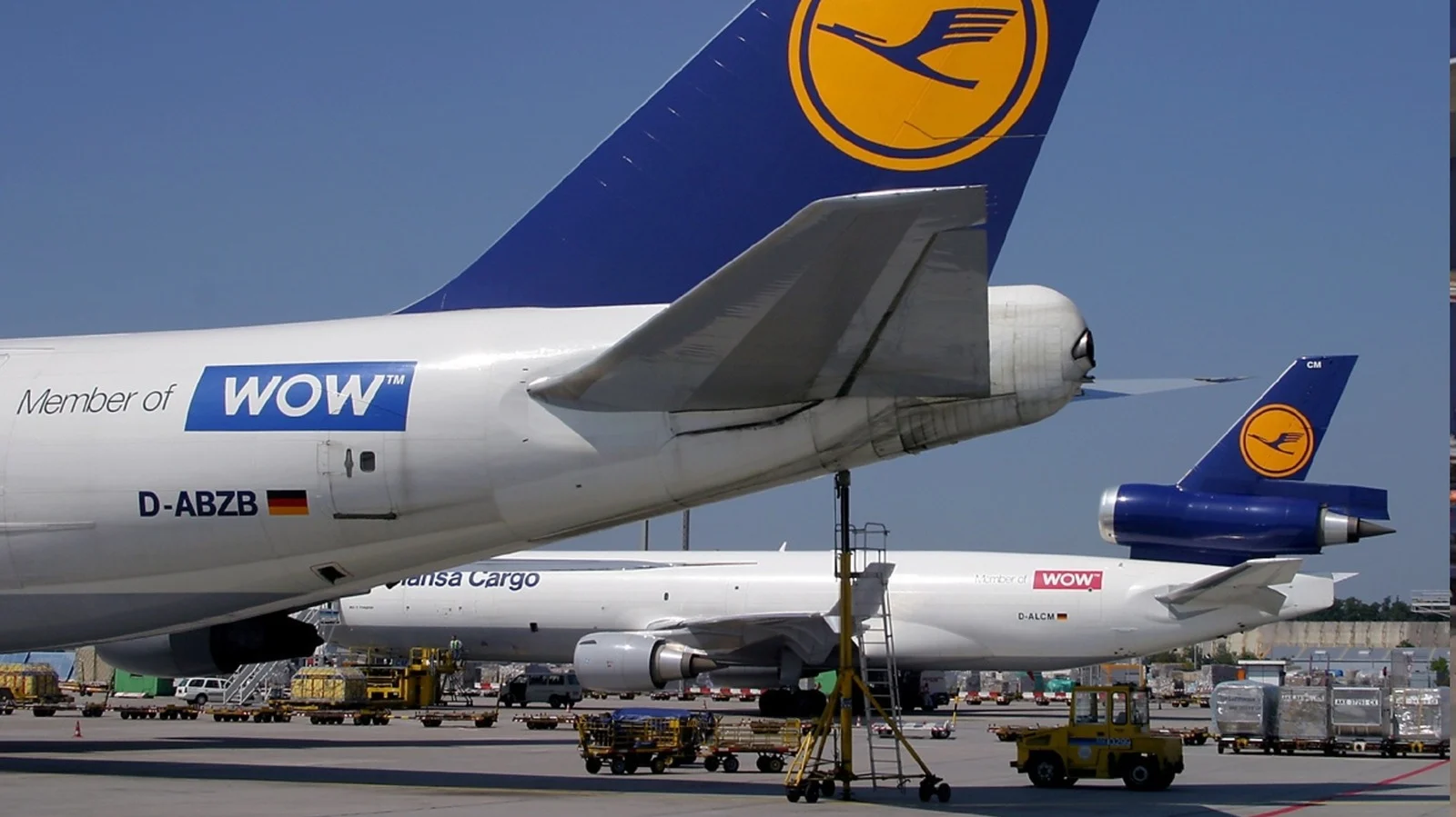 Passenger arrested after allegedly trying to open exit door on SkyWest flight