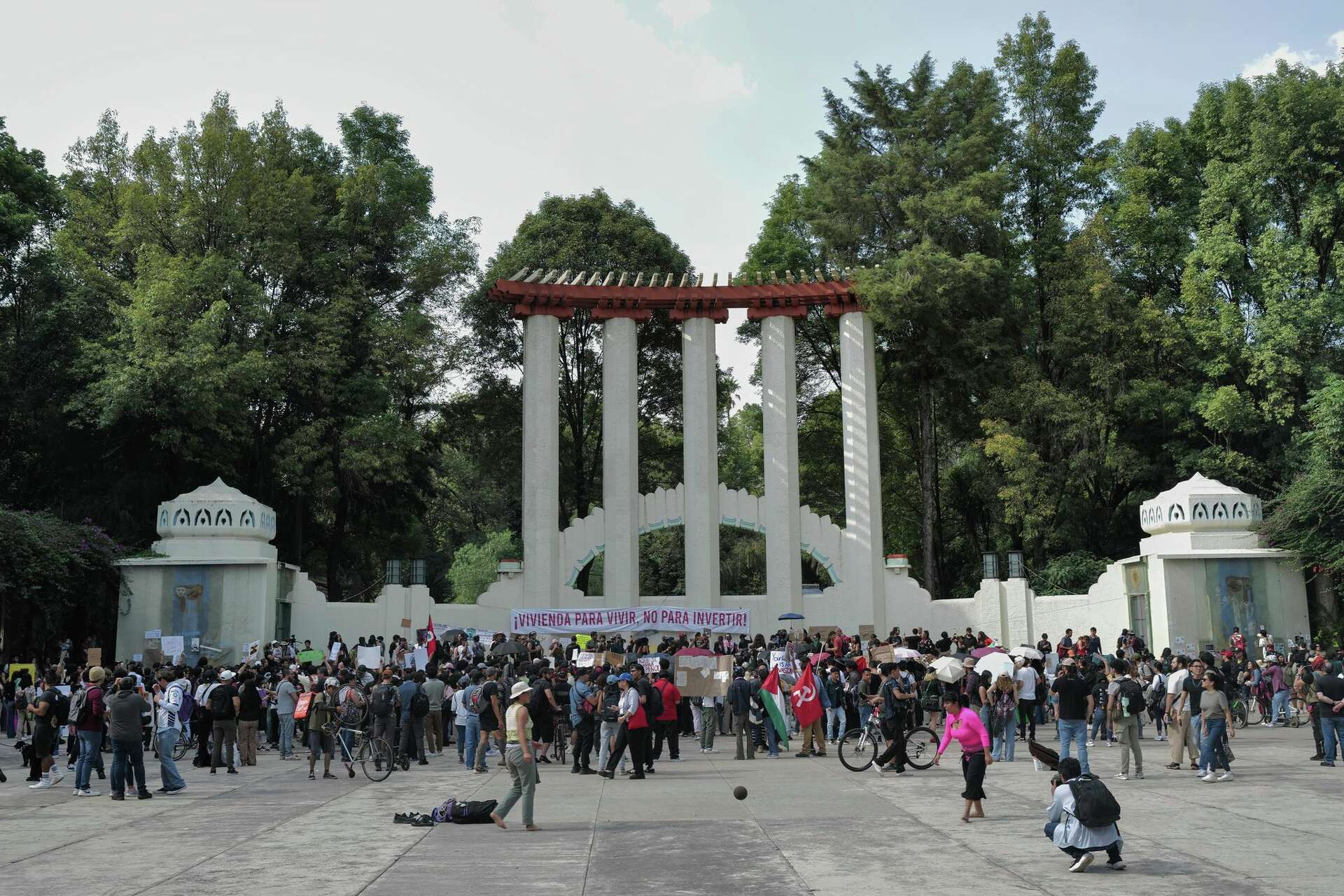 Protests against surging mass-tourism in Mexico City end in vandalism, harassment of tourists