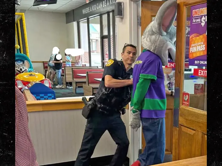 Chuck E. Cheese mascot busted for debit card theft in Florida: Police