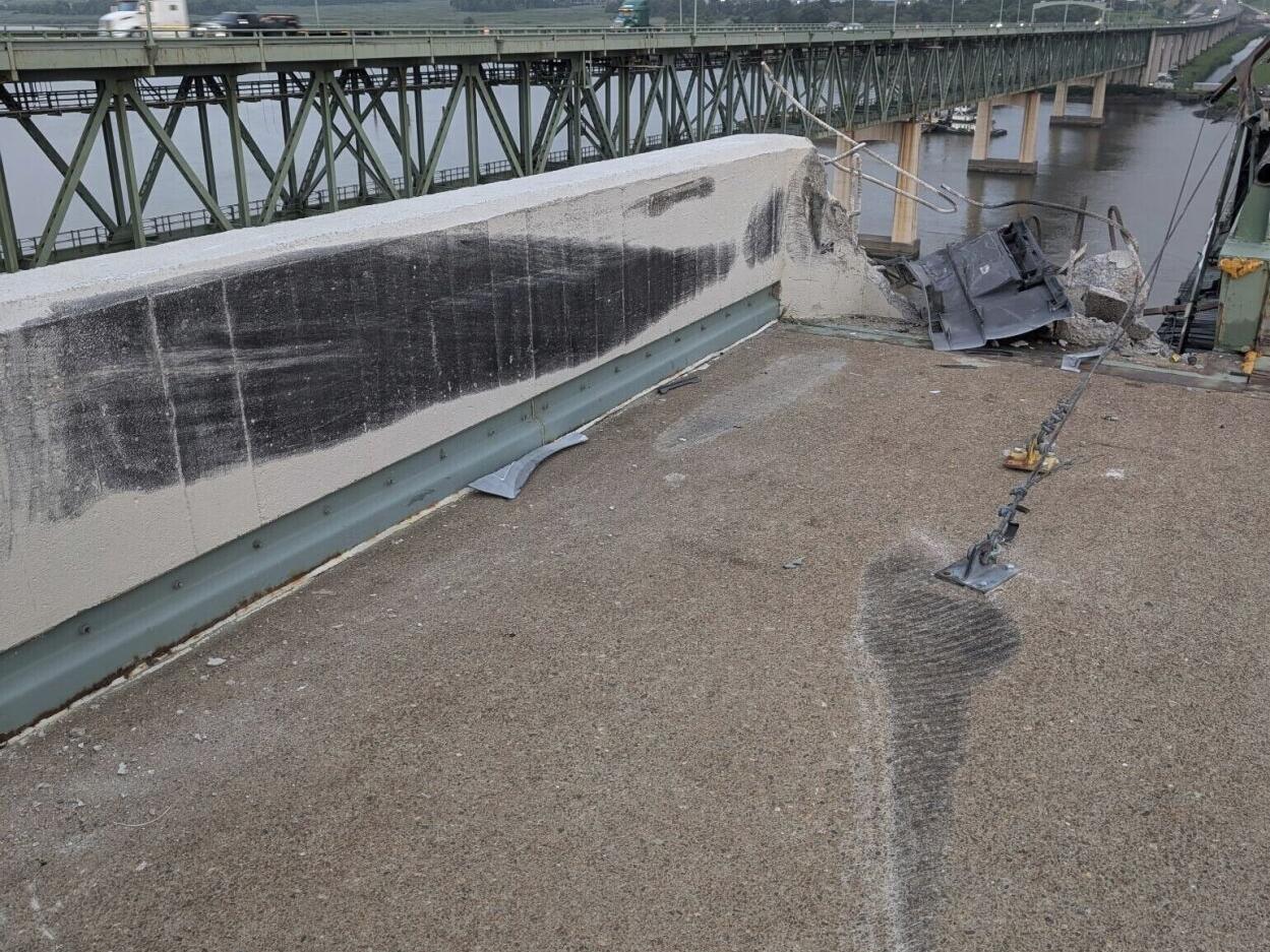 Truck smashes through barrier and plunges off a bridge into the Delaware River