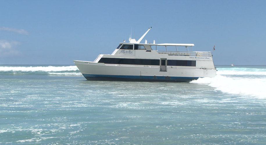 Yacht-sized passenger boat runs aground in high surf off Hawaii beach