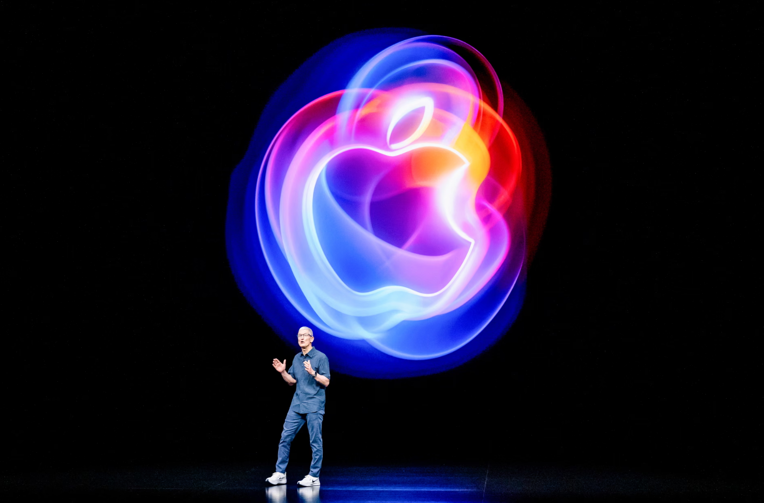 Trump announces Apple’s plan to invest $100bn in US manufacturing