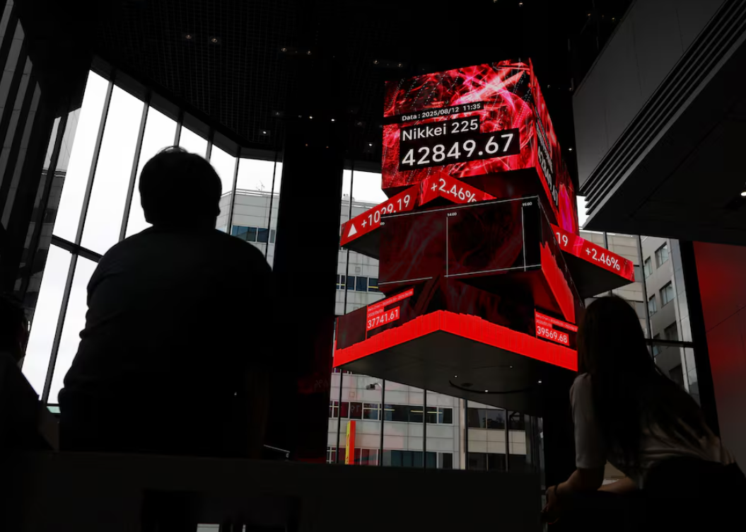 European stocks, US dollar drift as traders eye Ukraine talks