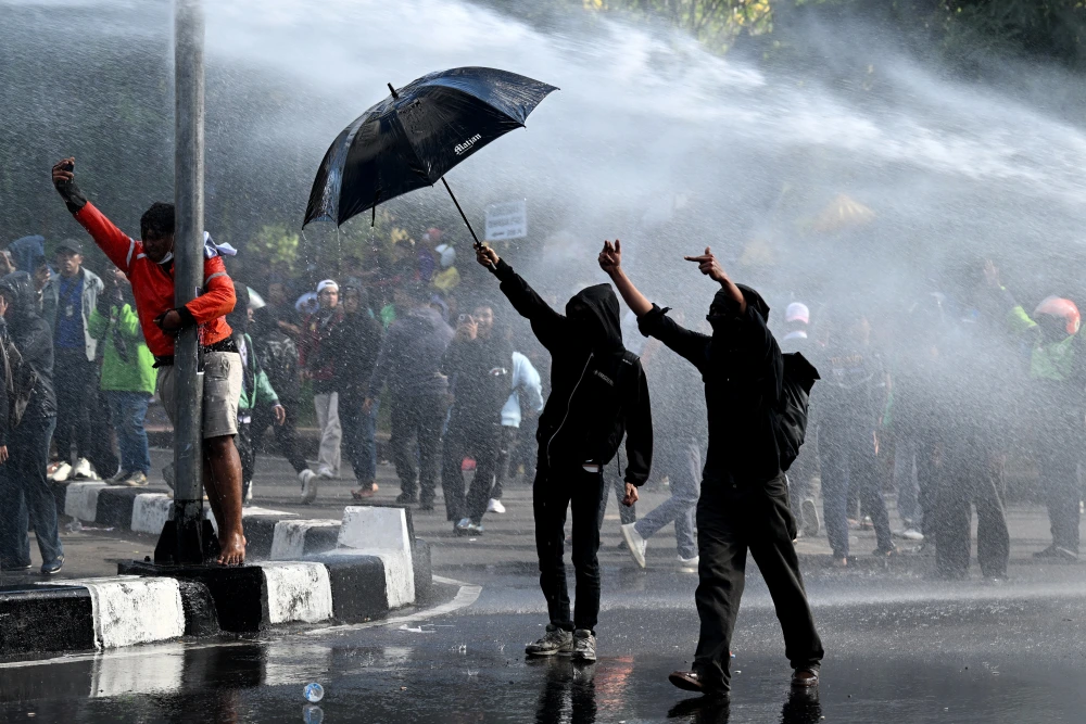 Indonesian leader pledges to revoke lawmakers’ perks after protests leave 6 dead