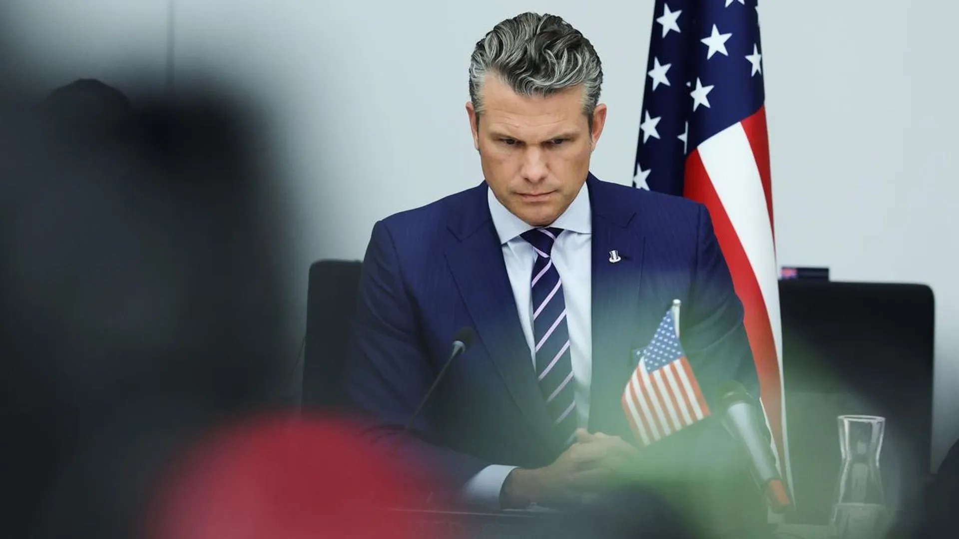 Pentagon chief’s plane diverted to UK due to cracked windshield