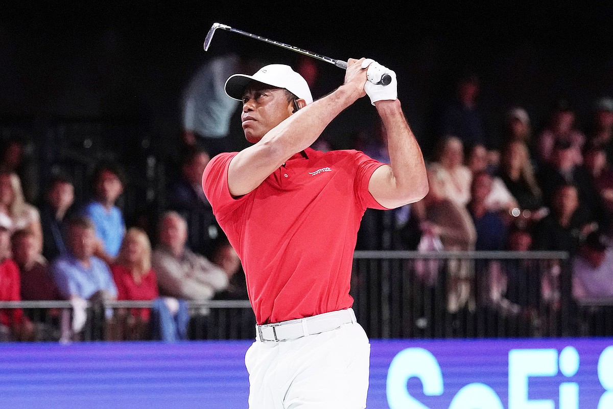 Tiger Woods undergoes a seventh back surgery to have disk replaced