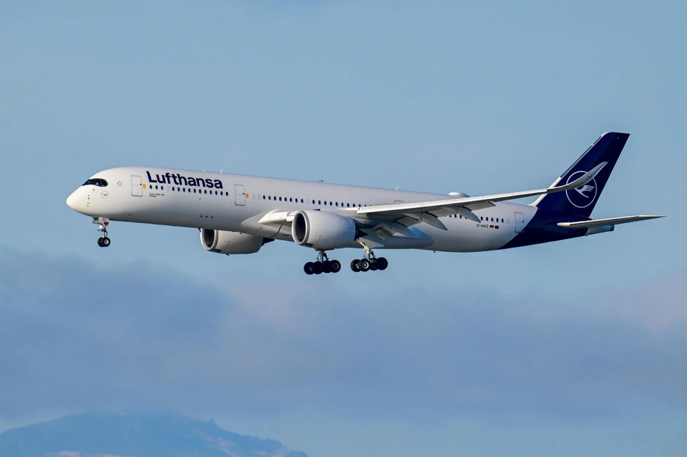 Man accused of stabbing 2 teens with metal fork on flight from Chicago to Germany