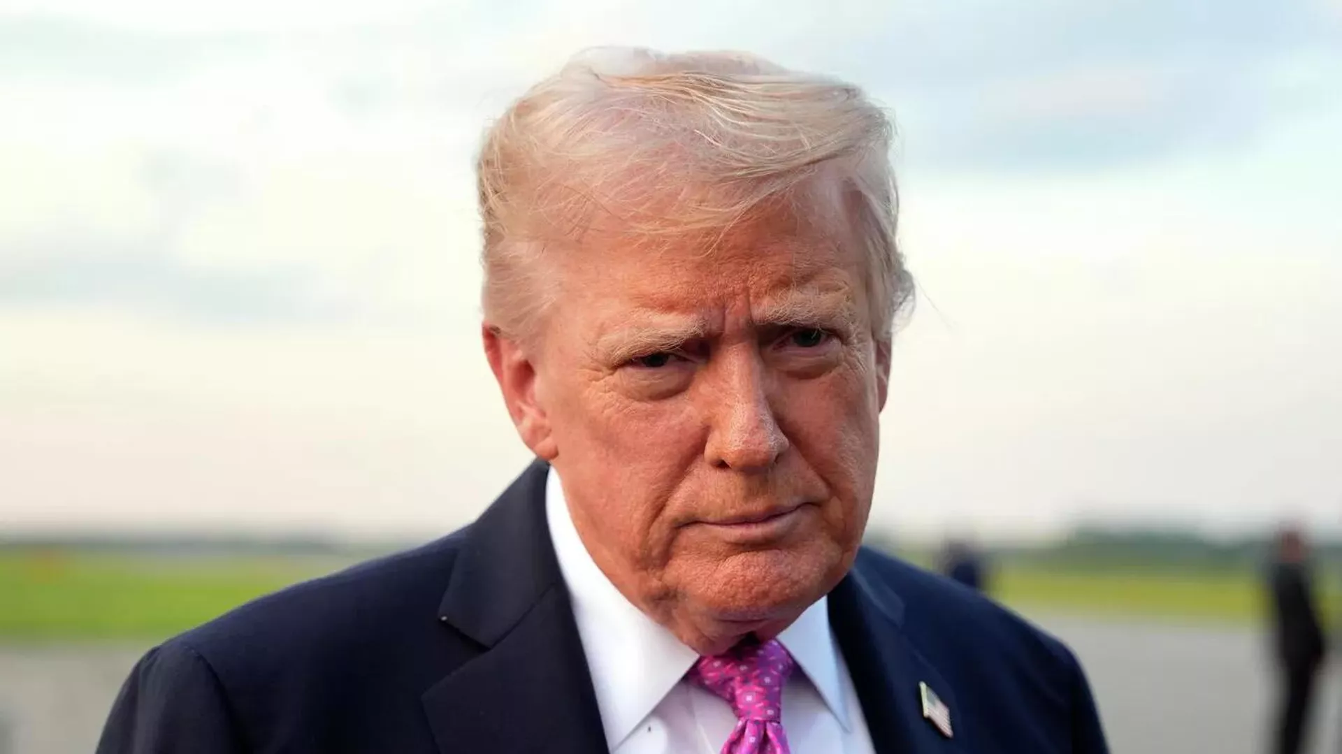 Trump signs executive order providing security guarantees to Qatar