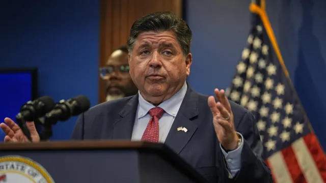 Pritzker: 400 Texas National Guard headed to Illinois, Oregon