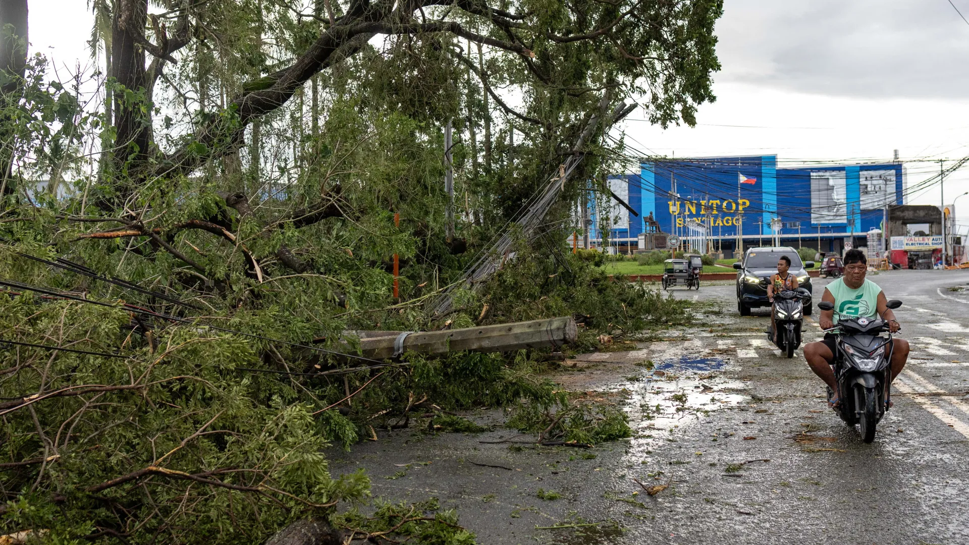 Typhoon Fung-wong kills 4 in Philippines, 1.4 million displaced