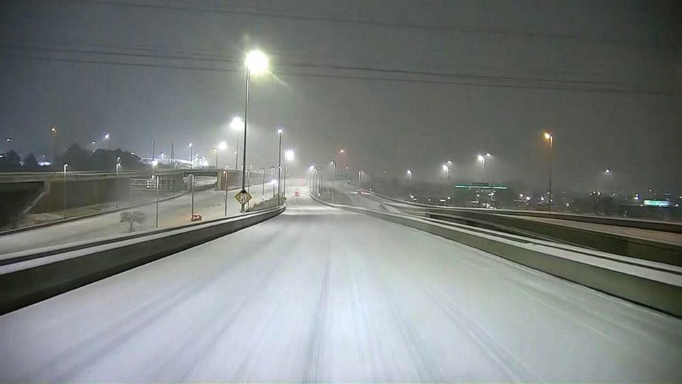 Over 1,400 flights canceled, 45-car pileup as snowy weather hits Midwest