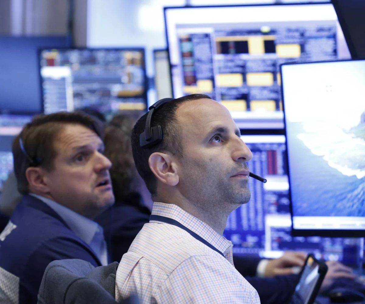 Dow posts record high; Nasdaq drops amid tech worries