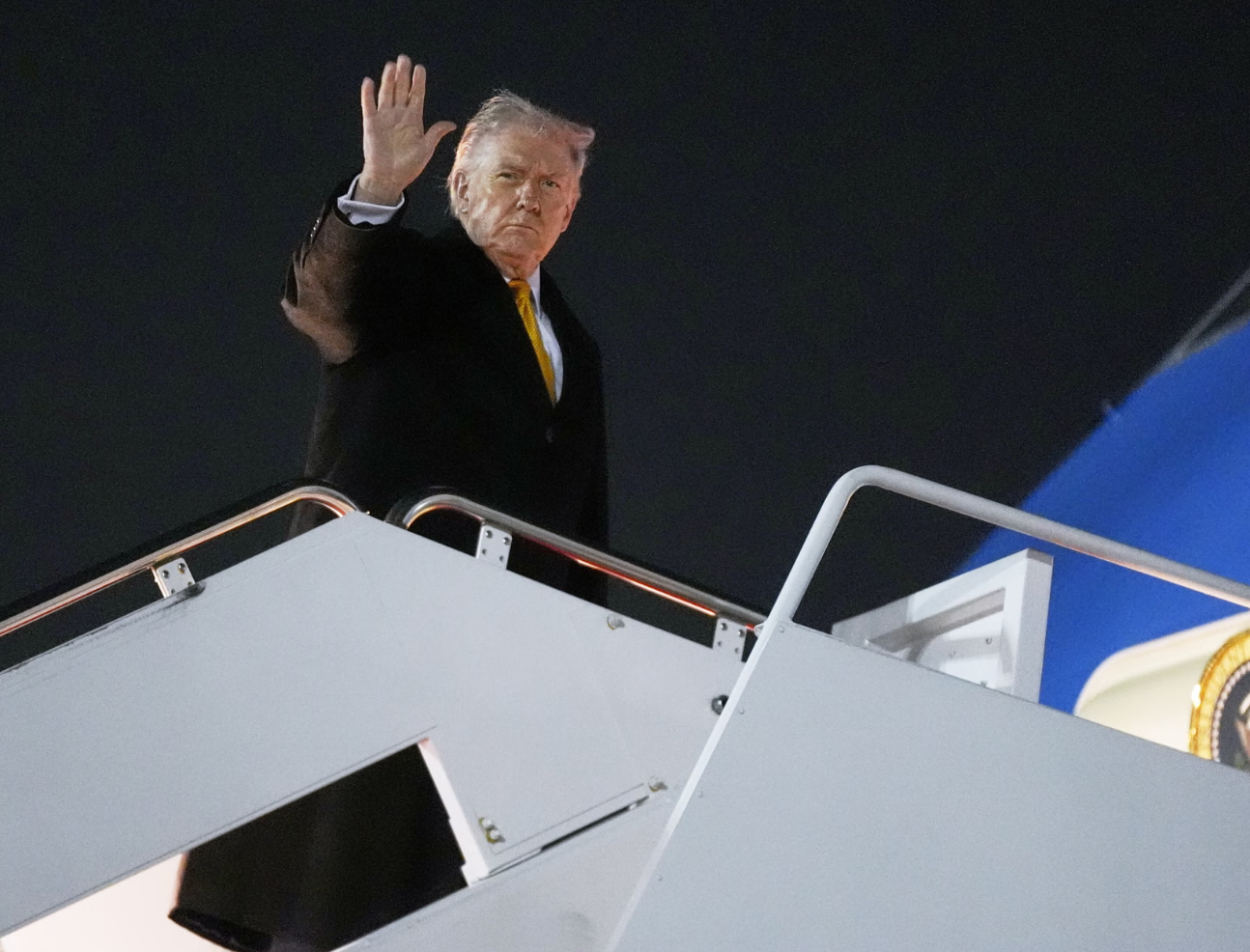 Trump weighs giving Americans $2,000 from tariff revenues in bid for support