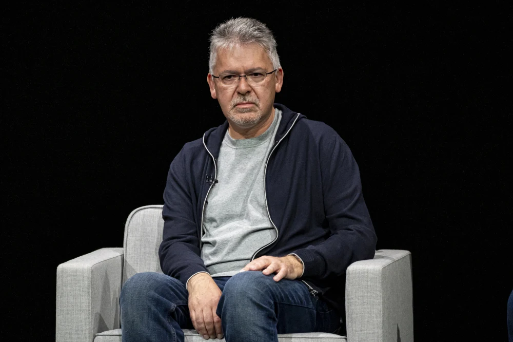 Apple’s AI chief abruptly steps down