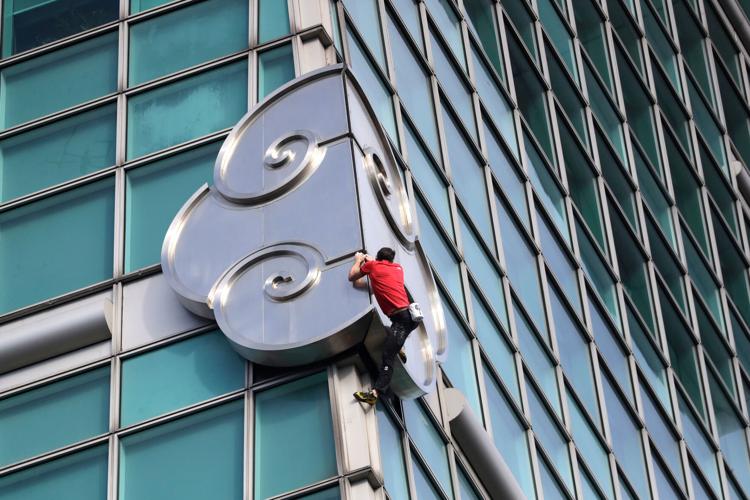 American rock climber Alex Honnold climbs Taipei 101 skyscraper without ropes