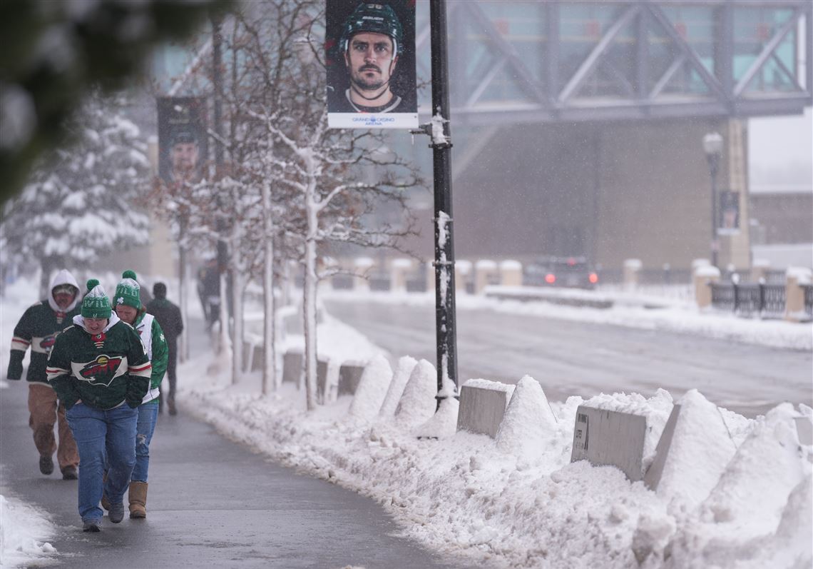 Snow and wind batter parts of US, with threat of thunderstorms and tornadoes starting later Sunday