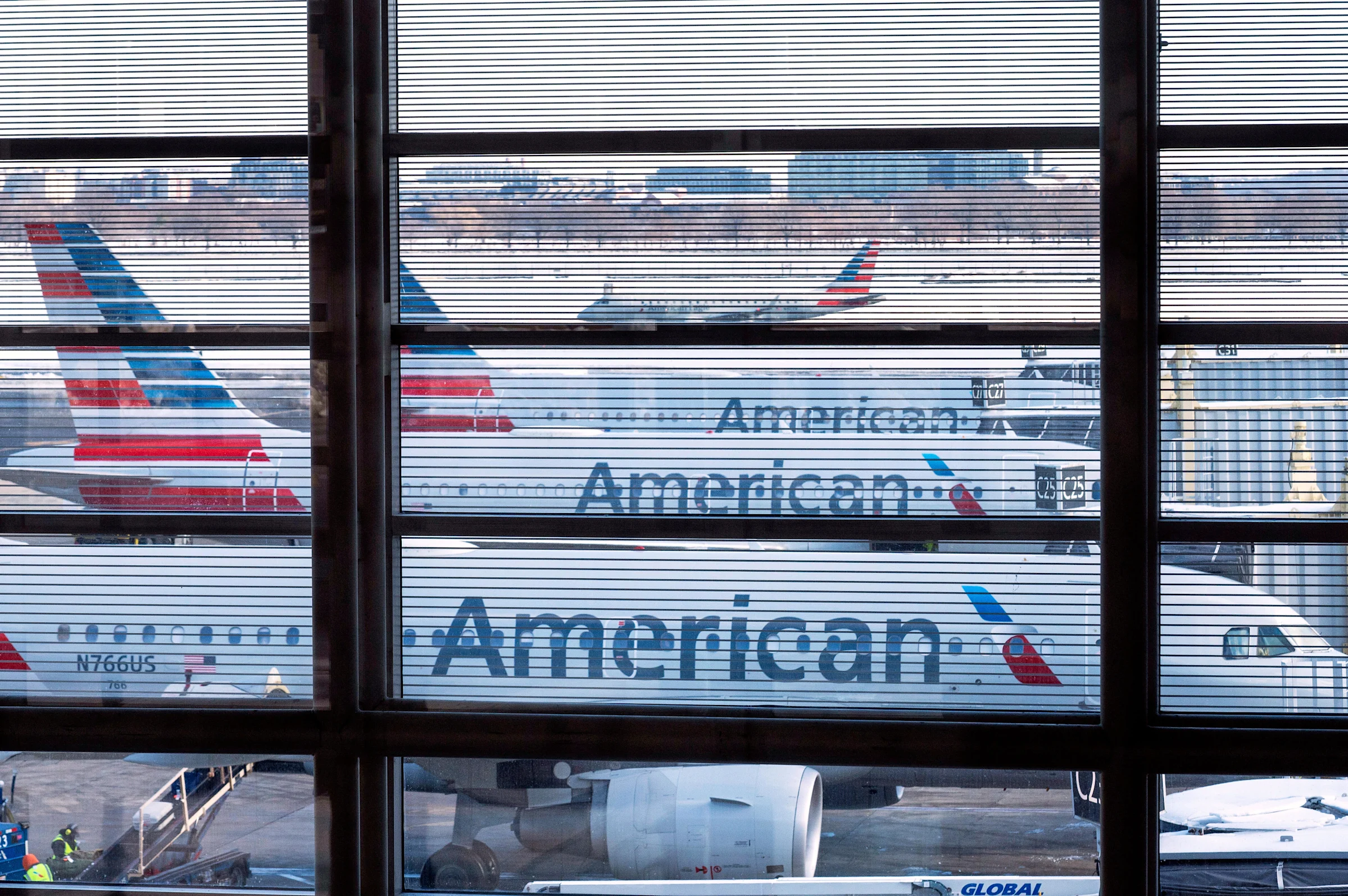 Pilot reports passenger bit a fellow flyer on plane approaching Philadelphia: “He’s trying to fight everybody”